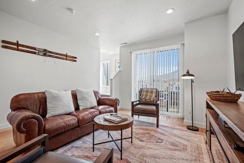 Mountain Green House | Focus Up at the Mountains RO 5973 Wkly Disc