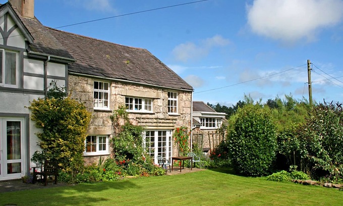 Llanfairpwllgwyngyll Cottage | FOEL STABLE COTTAGE, family friendly, with a garden in Brynsiencyn