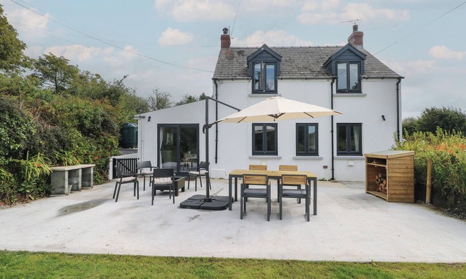 Amroth Cottage | FOLLY COTTAGE, pet friendly, with open fire in Saundersfoot