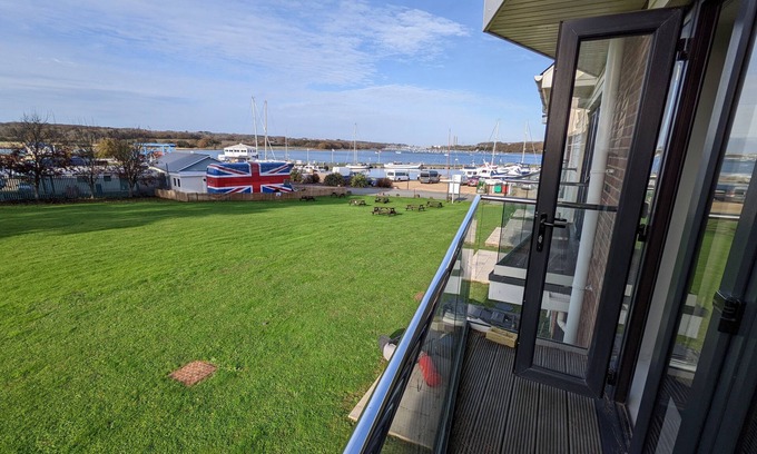 Newport Cottage | Folly View - First floor apartment that sleeps 4 guests in 2 bedrooms