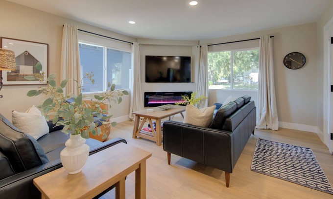 Folsom House | Folsom Old Town Escape II - King Bed, A/C, Laundry, Trails, walk to Sutter St