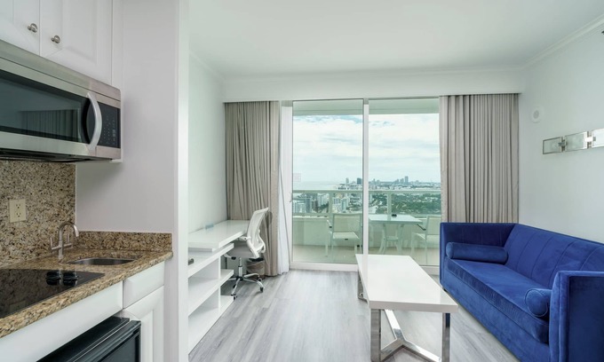Mid Beach Apartment | Fontainbleau Hotel Tresor Ocean View Junior Suite