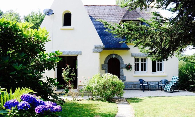 Treffrin House | Fontaine Blanche River View, Large Patio & Garden in Central Brittany with Starlink WiFi