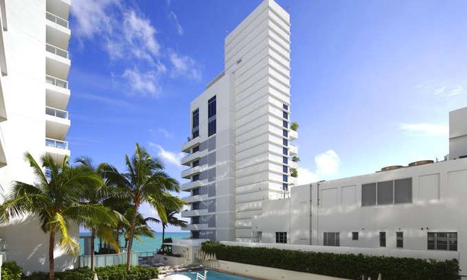Mid Beach Apartment | Fontainebleau Hotel Large Sorrento Junior Suite