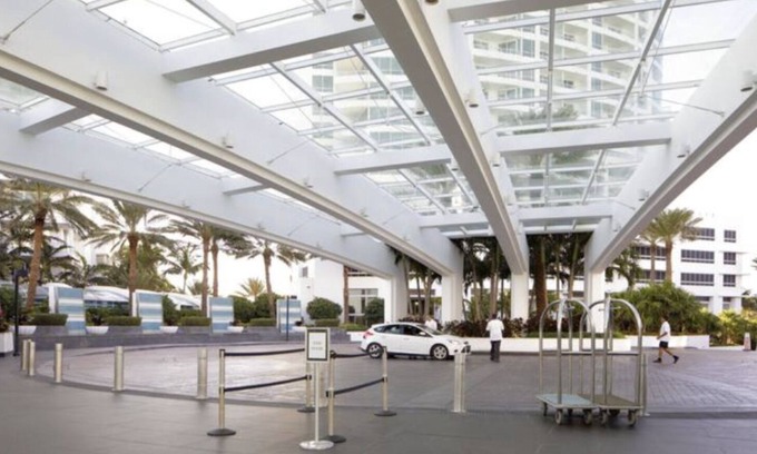 Mid Beach Apartment | Fontainebleau Sorrento Oceanfront Junior Suite