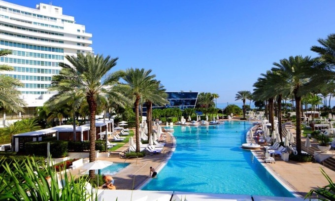 Mid Beach House | Fontainebleau Tresor Tower ll Private Bay View Junior Suite