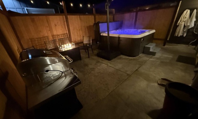 Tacoma House | Foothills Retreat with Hot Tub