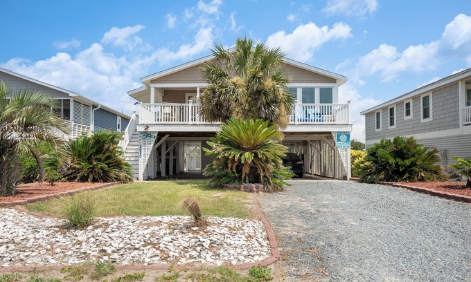 Long Beach House | Footprints In The Sand: 3 Bedroom with unobstructed ocean views