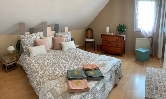 Vienne en Val Bed & Breakfast | For rent: 2 bedrooms (1 with double bed, convertible into 2 twin beds).