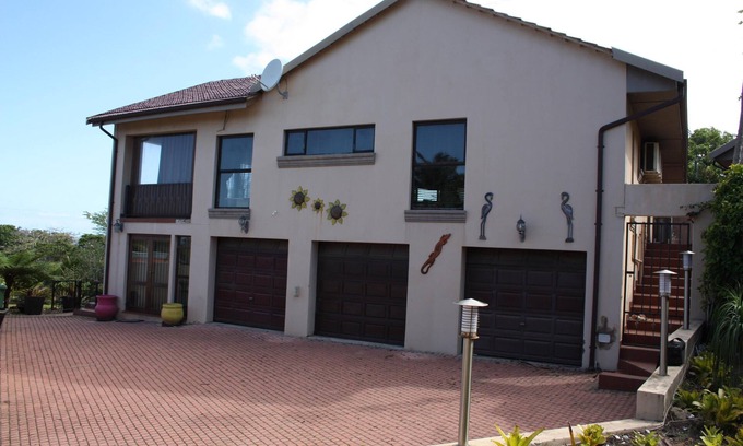 Uvongo House | FOR THE DISCERNING TRAVELER: LARGE 5 BEDROOM (11+ SLEEPER) WITH LAVISH DECOR