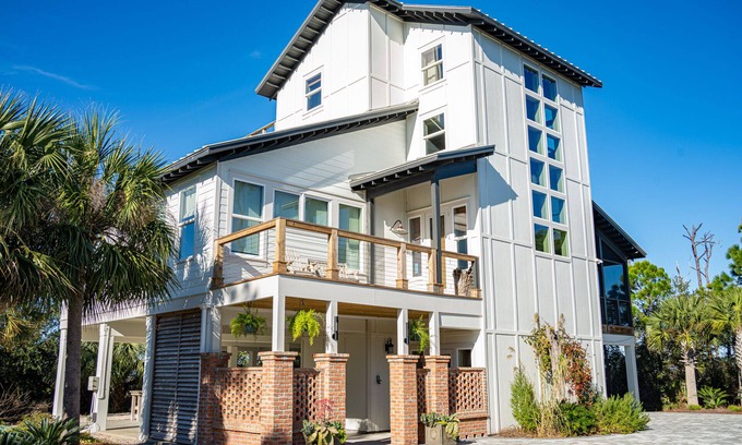 Plantation House | 'Forcynthia' Luxury Bay Home, 4BR/4.5BA w/dock, kayak launch