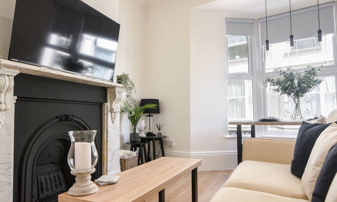 Seaton Cottage | FORE STREET HOUSE - APARTMENT 2, romantic in Seaton, Devon