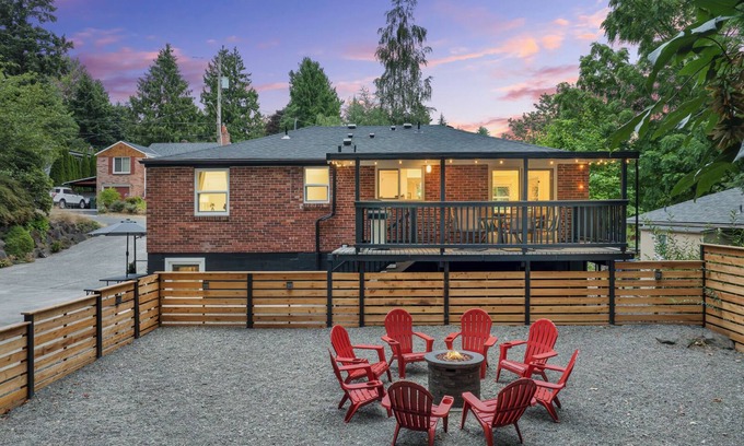 Victory Heights House | Forest Bathing by the Peaceful Creekside Firepit , Football Ready, BBQ, Games & Yoga