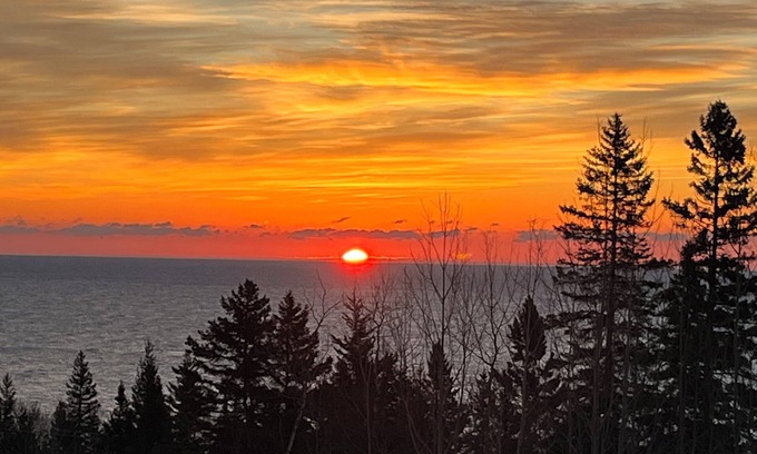Tofte Apartment | Forest Bathing. Lake Superior Views. Charming 1 bedroom apartment/suite.