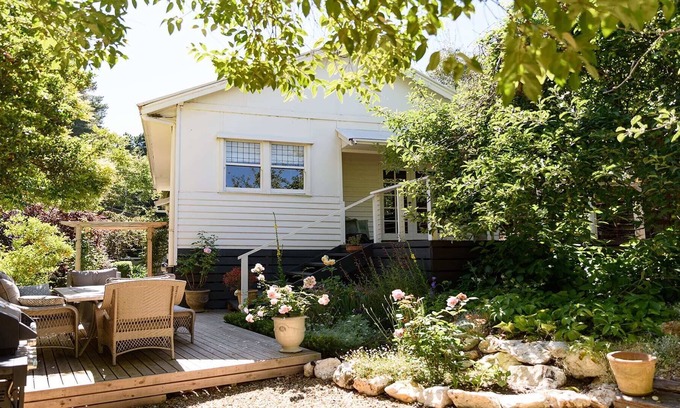 Hepburn Springs House | Forest Bend Summary: