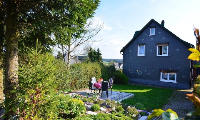 Neustadt am Rennsteig Apartment | Forest Escape with Garden