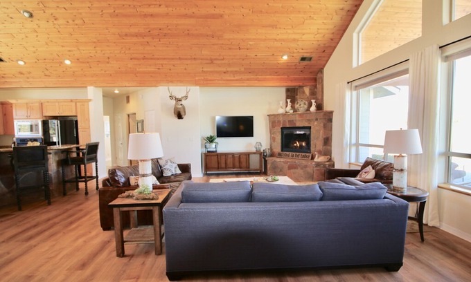 Flagstaff House | Forest Lodge backing national forest with mountain views