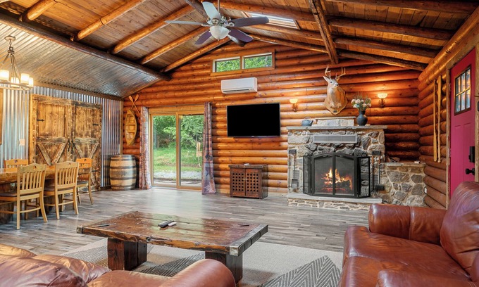 Kabletown Cabin | Forest Log Cabin Dogs Friendly 3bd/2b