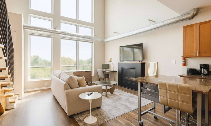 DeBaliviere Place Apartment | Forest Park Skyline Retreat with Balcony, Pool & Parking
