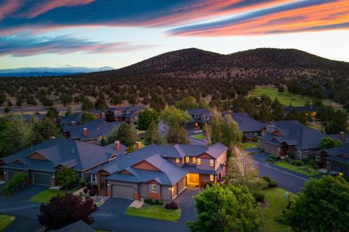 Redmond House | Forest Ridge Loop by AvantStay Hot Tub Private Community Amenities