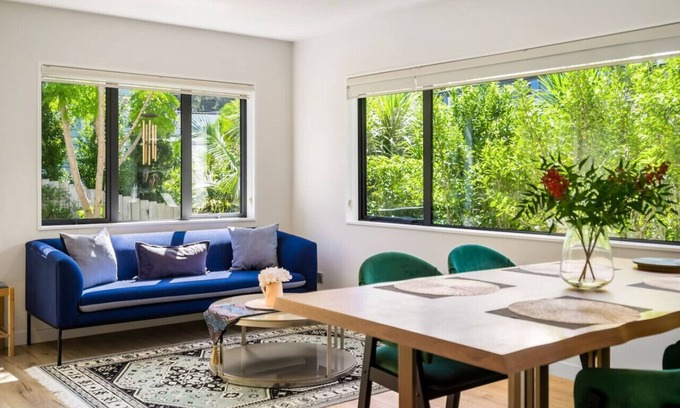 Greenhithe Apartment | Forest View Apartment with Parking and Garden