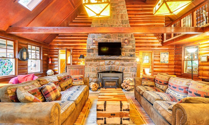 Rhododendron Cabin | Forested 'Minikahda Lodge' w/Hot Tub Near Mt Hood