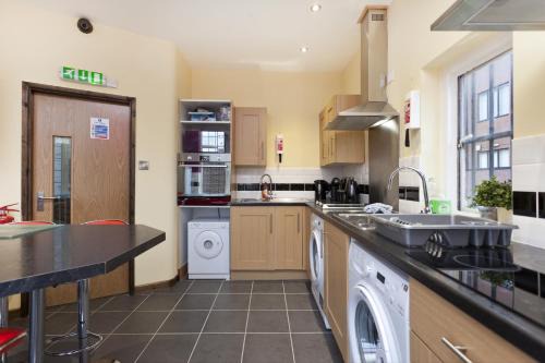 Nottingham City Centre Apartment | Foresters Inn - Huntingdon Street - Your own City Centre 7 Double Bedrooms Self Catering Apartment and 3 Bathrooms - Full Kitchen to Cook as you would at home and Snooker Room and Parking for Cars or High Top Vans at five pounds a day