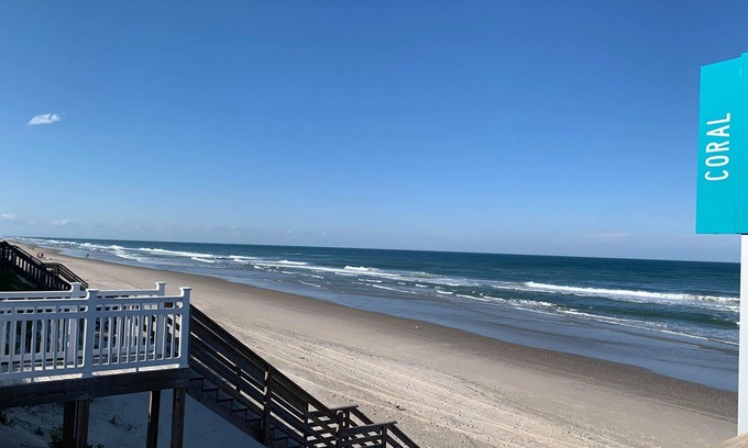Whalehead Beach Cottage | Forget Me Knot Corolla Oceanside, 5 min walk to ocean, views, private, clean