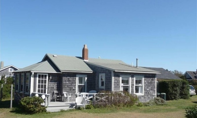Surfside Cottage | Forget Shoes, Walk to Beach Barefoot with Kids and Grandkids