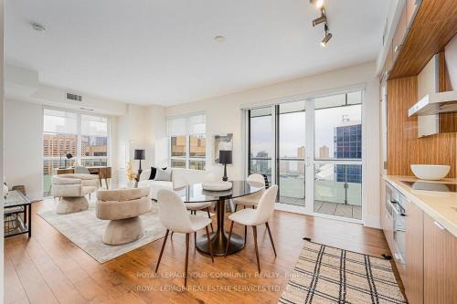 Toronto Entertainment District Apartment | Forma Suites - Downtown Toronto - CN Tower & Rogers Centre