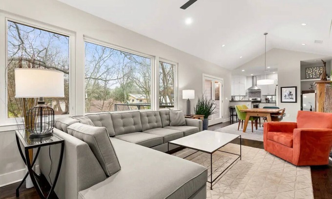 Zilker House | Former Home of SXSW Director-Sleeps 5, Deck, NEWn