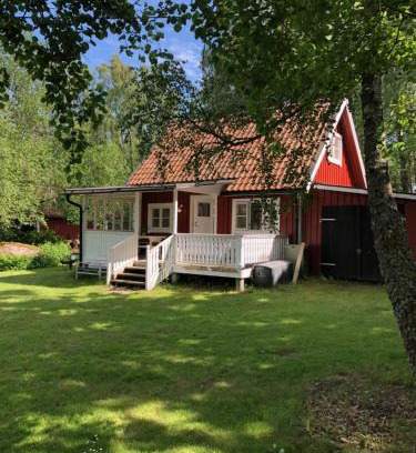 Astad House | Forrest cottage by the lake