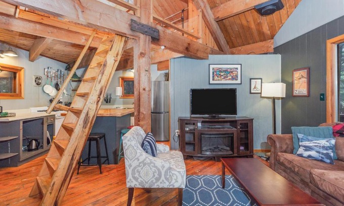Girdwood House | Fort Lindy