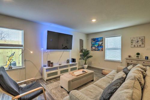 Fort Worth House | Fort Worth Retreat with Private Quarter Acre!