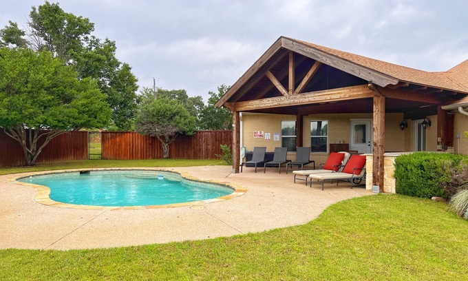 Lincoln Park House | Fortunata Casa Del Sole Private House and Poolside Escape