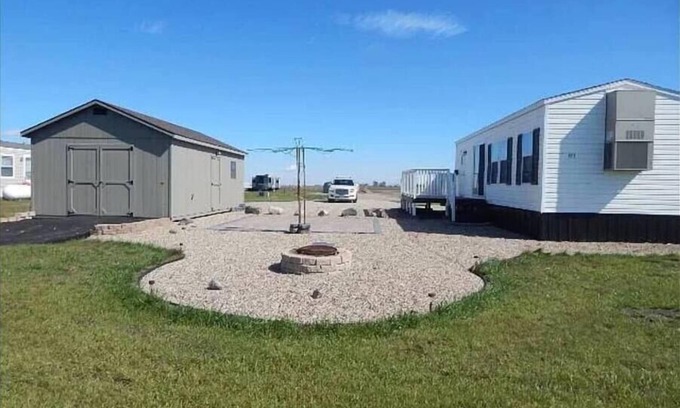 Devils Lake House | "Founder's Retreat" - Trailer & Bunk House - Ackerman Valley