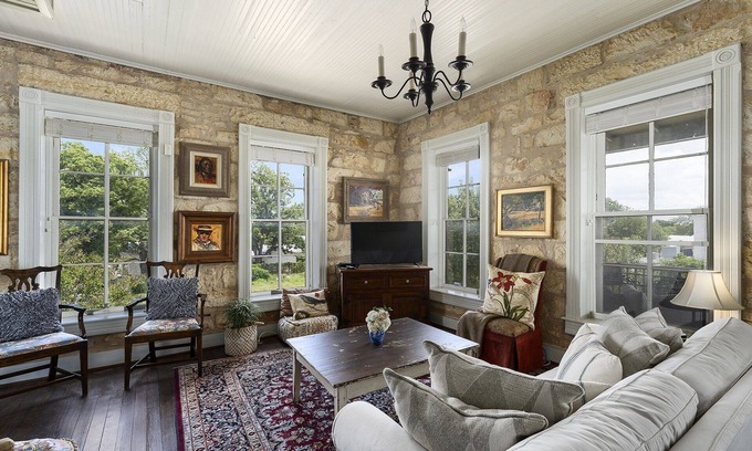 Fredericksburg Apartment | Fountain Suite | On Main St.| Pet-friendly
