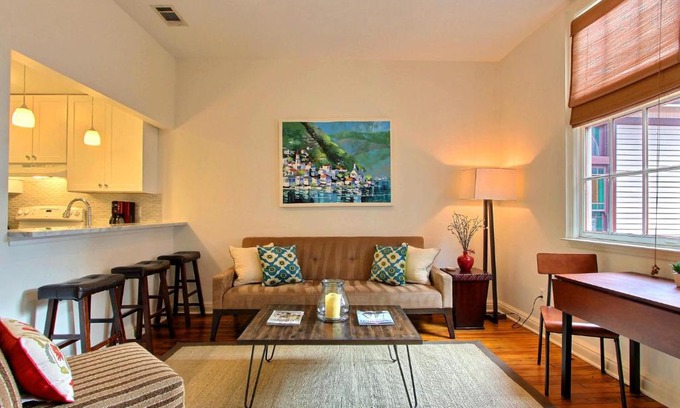 Savannah Victorian District Apartment | Fountain View Cottage