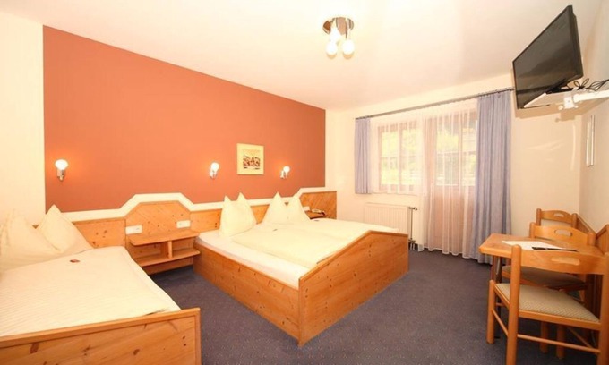 Haus im Ennstal Bed & Breakfast | Four-bed room with bath, WC - B&B - Golf- und Skipension Krug