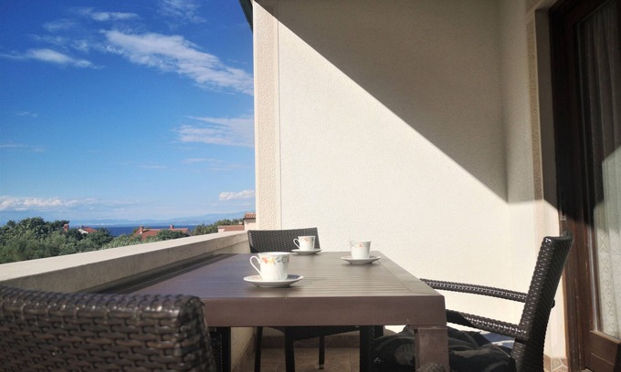 Cove Murtar Apartment | Four-bedroom apartment with terrace and sea view Mali Lošinj, Lošinj (A-7978-b)