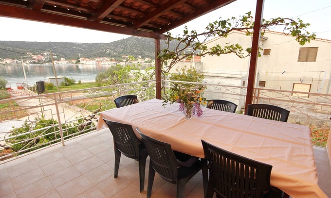Vinisce Apartment | Four-bedroom apartment near beach Vinišće, Trogir (A-10006-a)