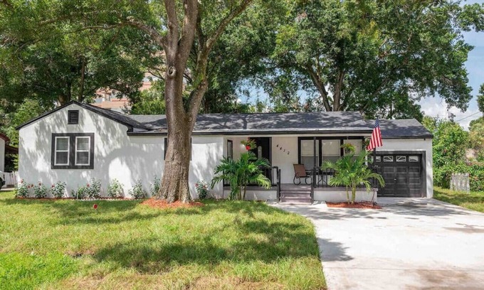 Tampa House | Four Bedroom Home Close to the Stadium