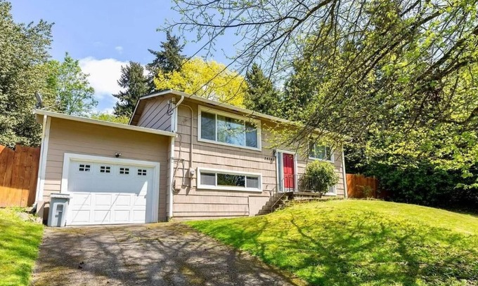 Kent House | Four Bedroom Two Bathroom House Stylish Two Story Clean Spacious Modern Quiet