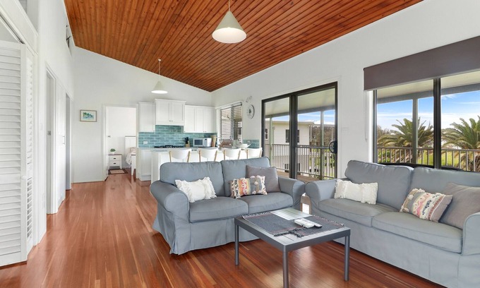 Emu Park House | FOUR PALMS