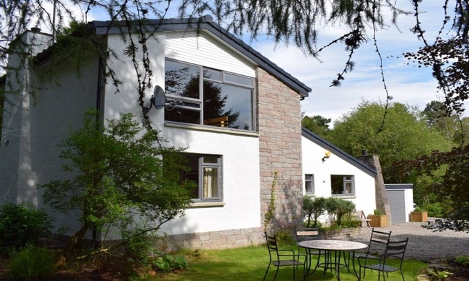 Dulnain Bridge Cottage | Four Pines Lodge - a house that sleeps 8 guests in 4 bedrooms