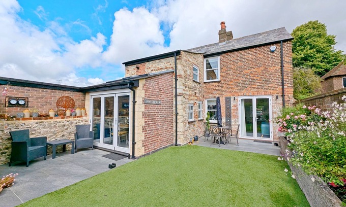 Chichester House | Four Priory Road, Chichester - a cottage that sleeps 4 guests in 2 bedrooms