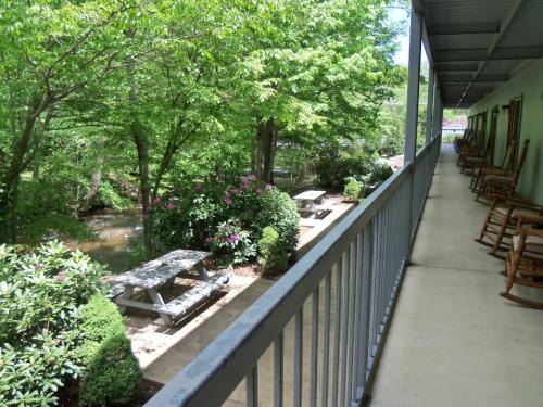 Maggie Valley Hotel | Four Seasons Inn