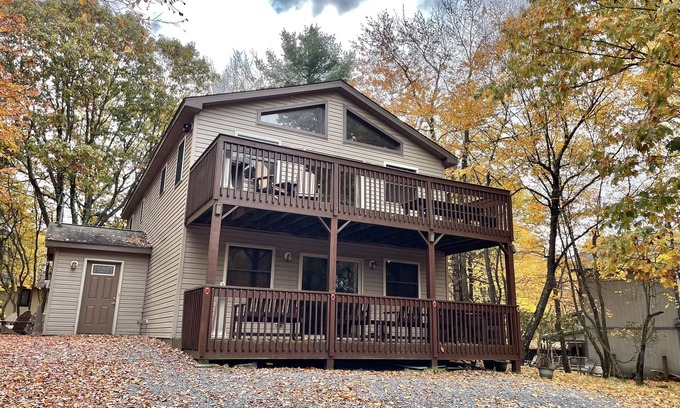 Lake Harmony Estates Ski Chalet | Four Seasons Vacation Home By Lake, HOT TUB, WIFI,BEACH passes, Canoe, FIRE PIT