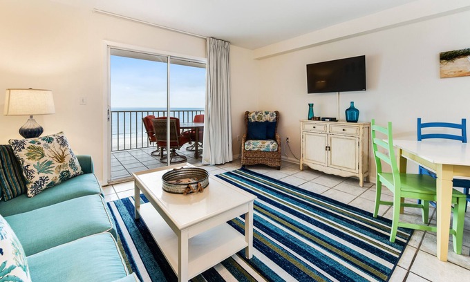 Gulf Shores Condo | Fourth-floor condo w/shared pool and hot tub, and central AC - snowbirds okay