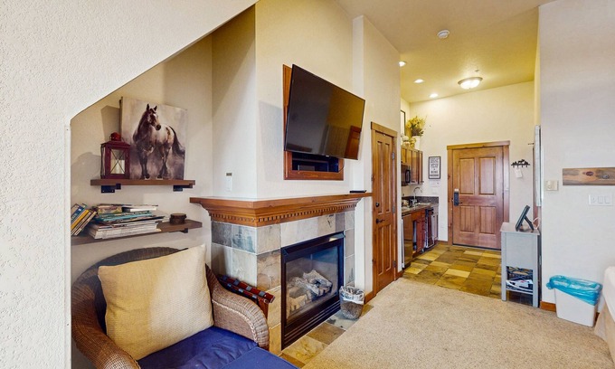 Peak 9 Apartment | Fourth-floor studio near downtown & ski lifts with pool, hot tubs, gym